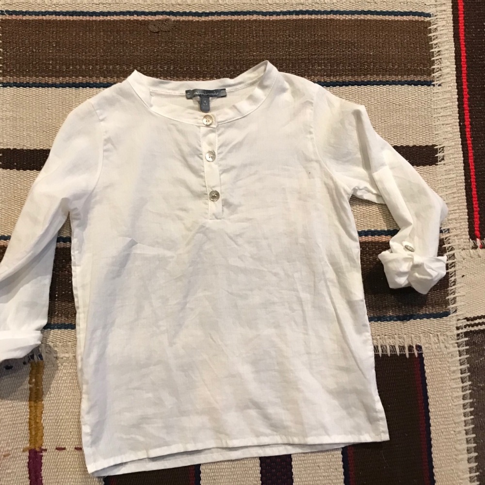 Plain cotton top with shell buttons